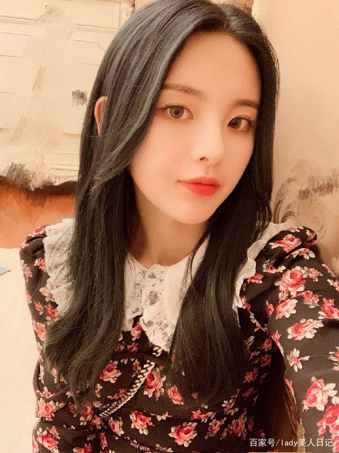 短裙|越杨超越穿花裙子出来“勾搭”人了！碎花短裙+马丁靴，还挺上镜