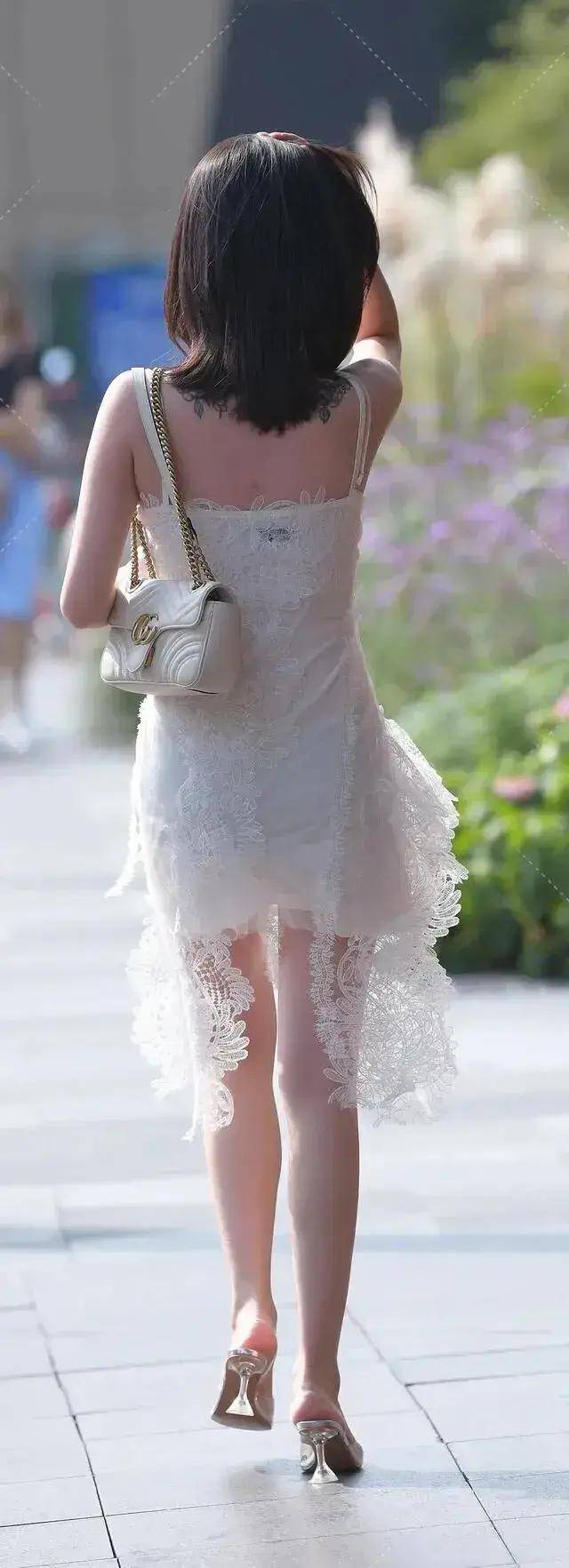 颜色|白色蕾丝连衣裙轻盈飘逸，自带几分仙气，让你成为街头焦点