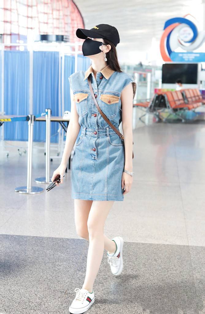 短裙|娜扎身材气质太优越,牛仔短裙穿出超模范,这腿围我酸了