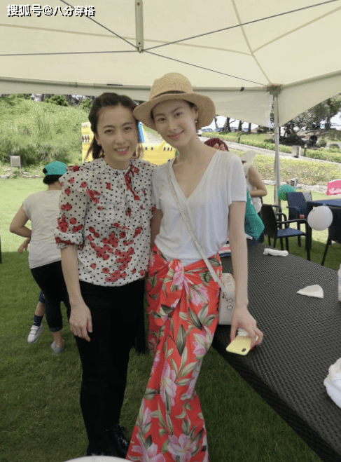 甘比|甘比终于穿对了，白色印花连衣裙清新自然，穿搭简约却很有贵妇范