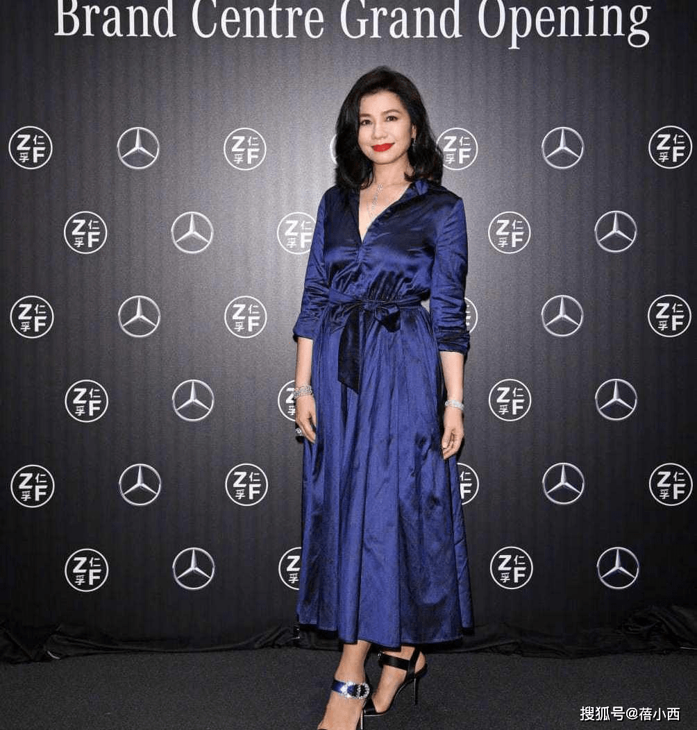 身材|钟楚红老了更惊艳!原装五官真耐抗,穿红色连衣裙配披肩气场开挂