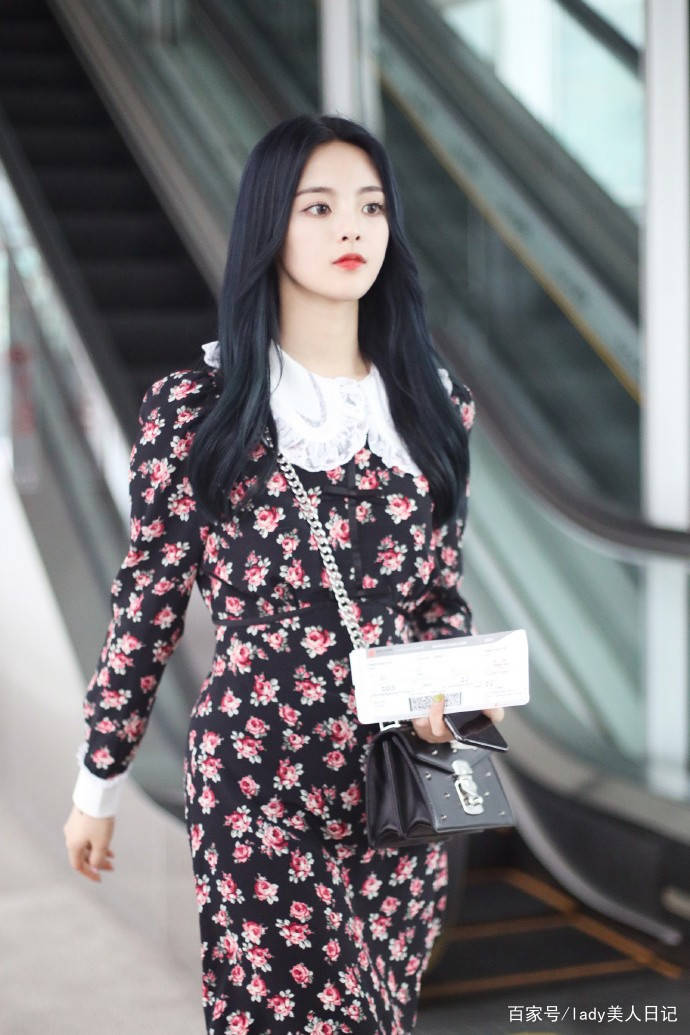 短裙|越杨超越穿花裙子出来“勾搭”人了！碎花短裙+马丁靴，还挺上镜