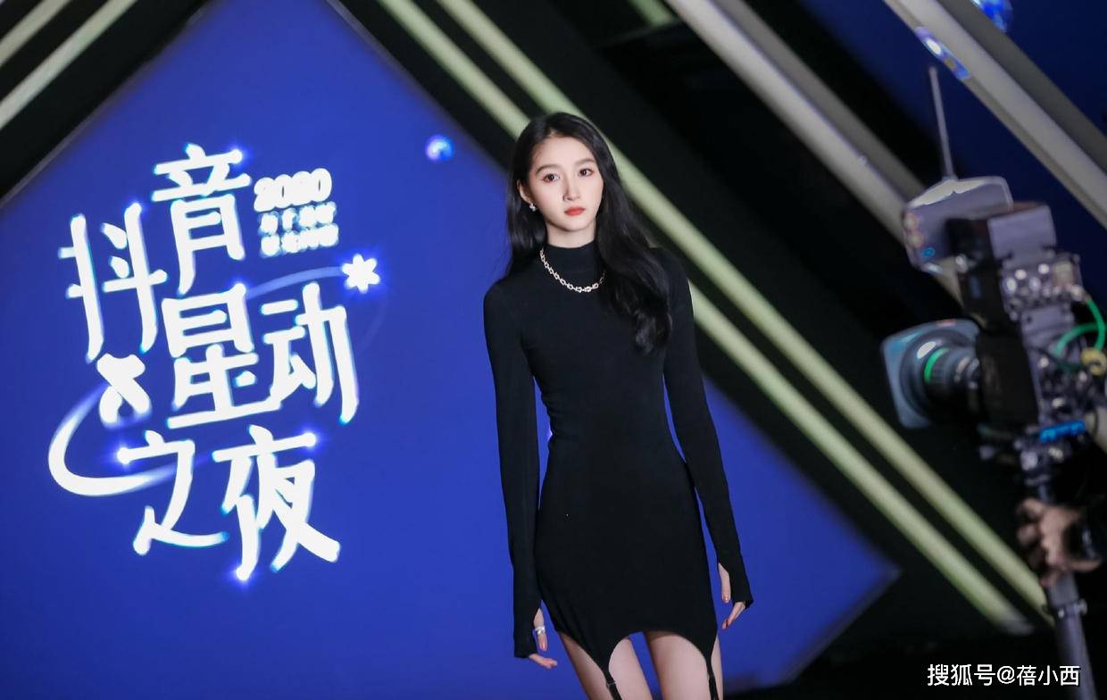 晚礼服|“关晓彤”终于惊艳了红毯，穿抹胸连衣裙腰部“挖空”，气场开挂
