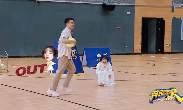 黄旭熙|为了抢到球,宋雨琦从背后抱住郑恺,黄旭熙反应暴露两人私下关系