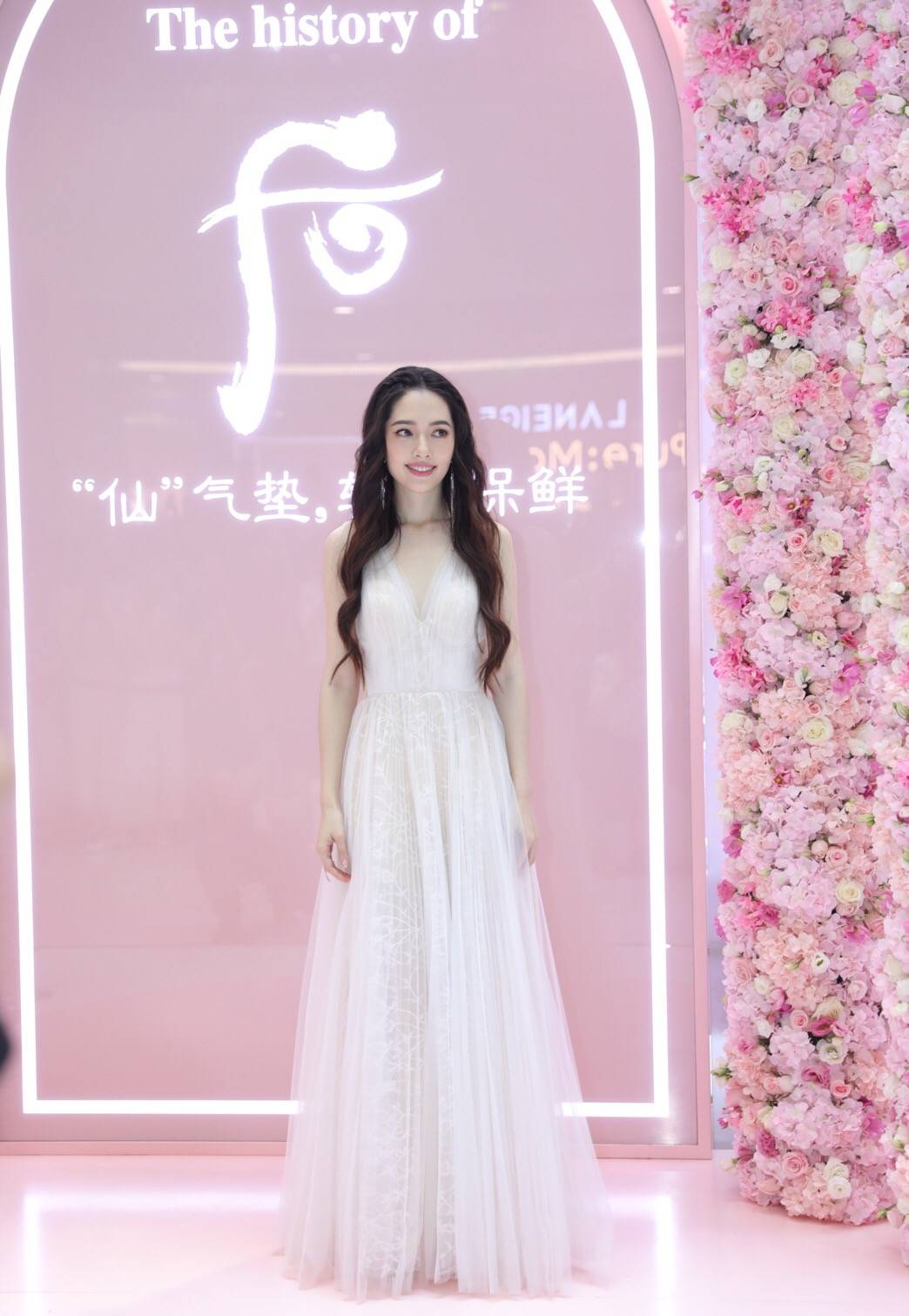 女神|郭碧婷订婚后美貌再升级，白裙配卷发尽显优雅！生图一样很能打！