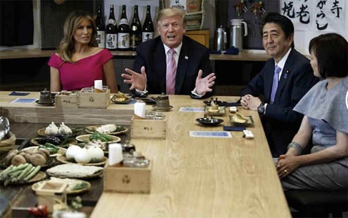 刺绣|梅拉尼娅访日3赢日本第一夫人，换2万7刺绣裙，连雅子皇后也不敌