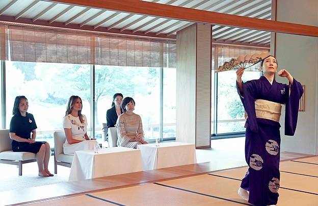 东方|梅拉尼娅穿刺绣裙颇具东方古韵美！日本第一夫人穿条纹裙输了气场