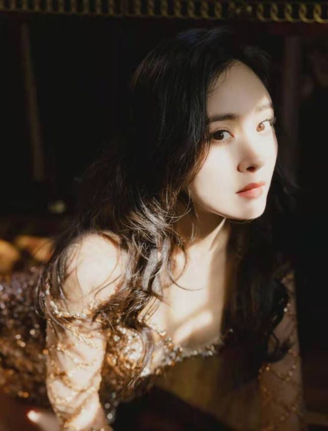 短裙|杨幂官宣单身后魅力无处安放!穿碎钻短裙闪耀全场,成红毯大赢家