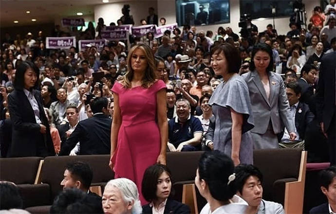 刺绣|梅拉尼娅访日3赢日本第一夫人，换2万7刺绣裙，连雅子皇后也不敌