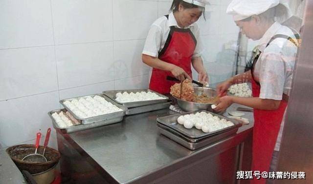 汤汁|大叔开最牛“人气”早餐店，客人堪比火车站，开门客人排队10米远