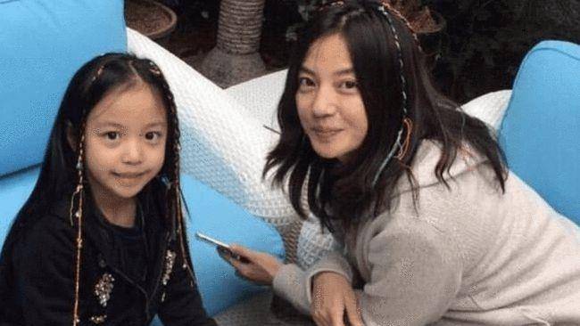 幼儿园|郑中基现身儿子幼儿园毕业典礼，娶妻生子之后，成了好丈夫好爸爸