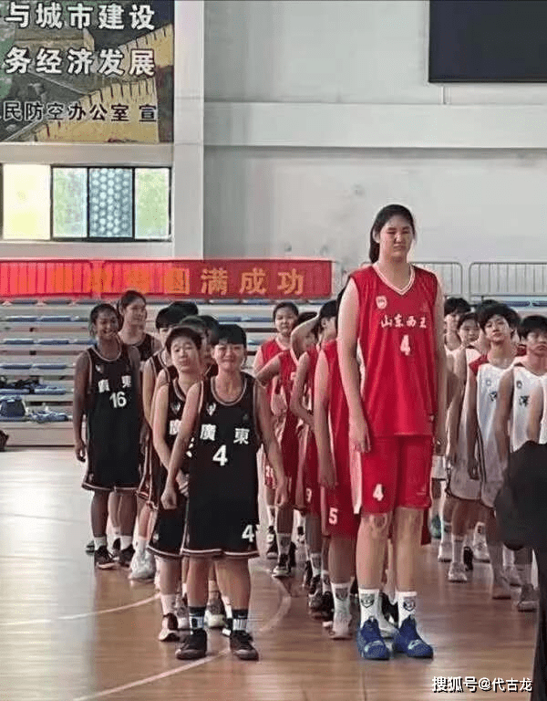 CBA|女姚明！14岁女孩身高2米26独霸篮下，决赛42分25板轻松夺冠