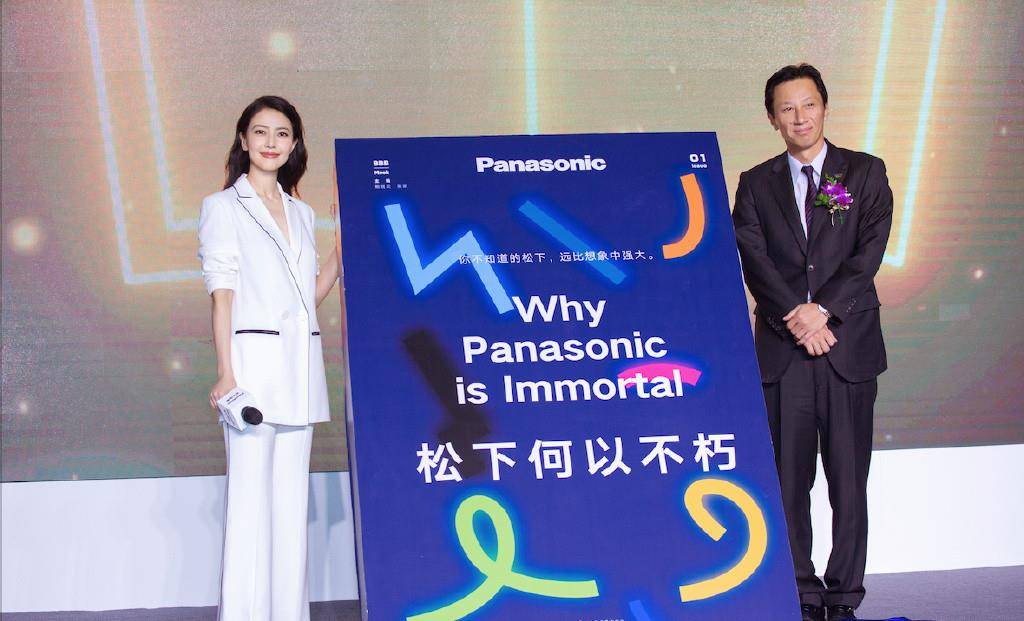 仙鹤|高圆圆街头拍戏太瘦了，穿西装瘦出柳叶腰，踩凉拖“仙鹤腿”抢镜
