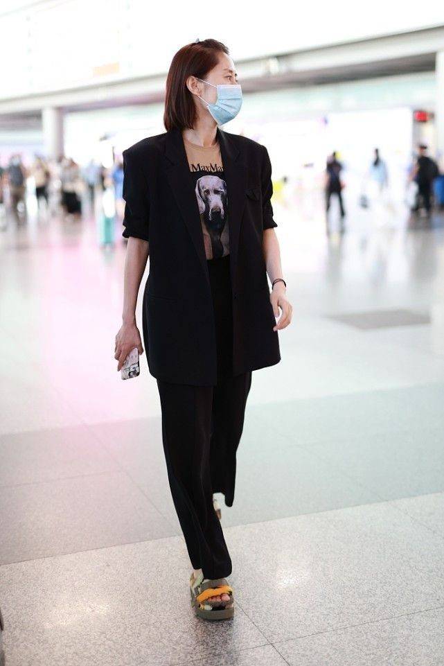 刘敏涛|刘敏涛扮嫩真有一套,45岁穿宽松卡通T恤,气质休闲好像大学生