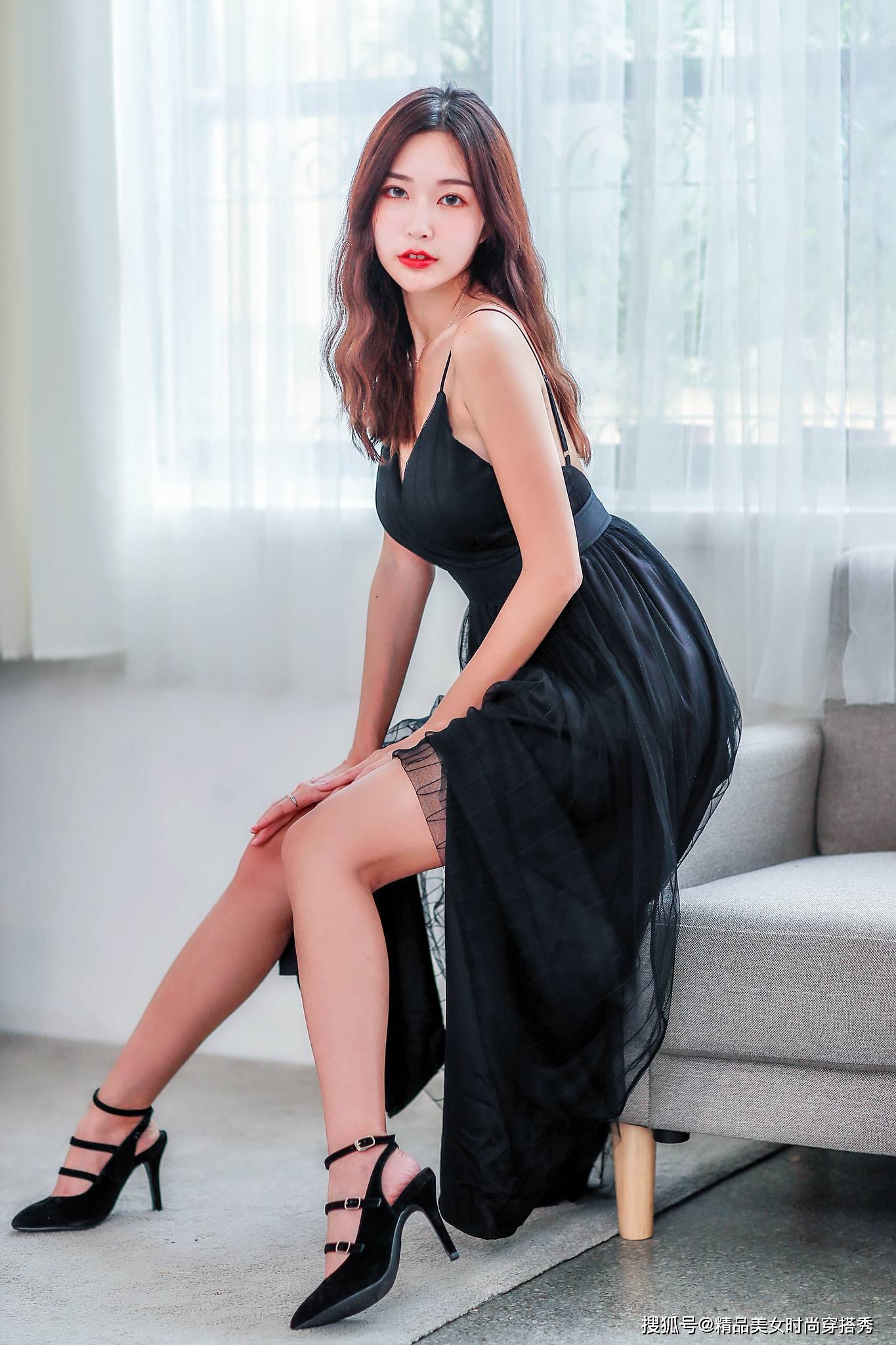 黑色|黑色的吊带裙，性感中带着女性独特的优雅与时尚