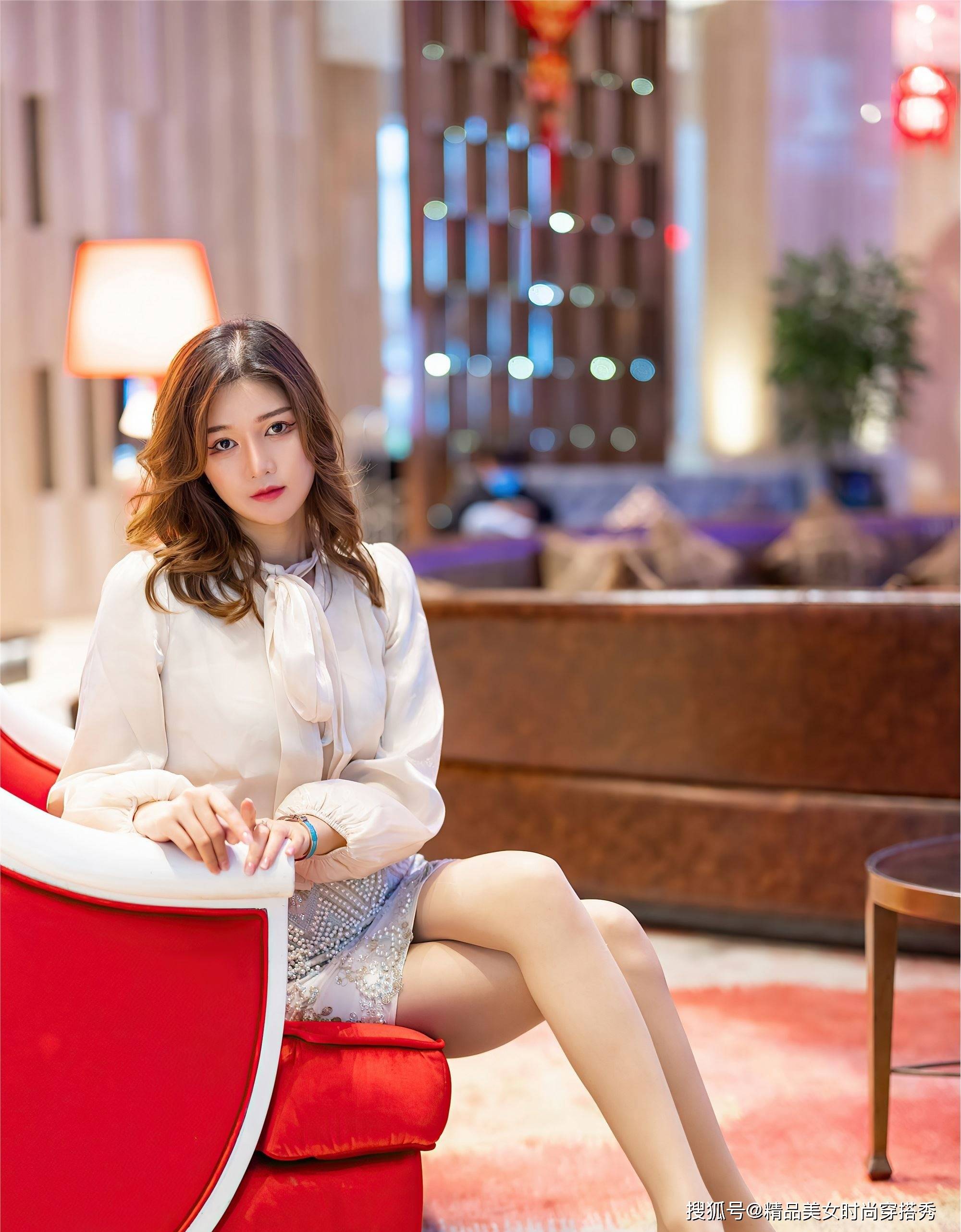 衣领|雪纺衫搭配印花短裙,简约大气,尽显优雅的知性美