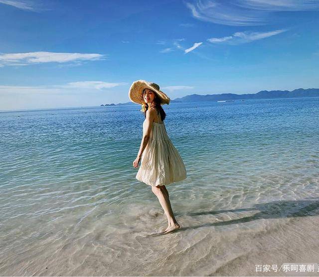 钟楚曦|钟楚曦晒沙滩美照，公主裙配草帽大秀美腿，身材火辣堪称仙女本人