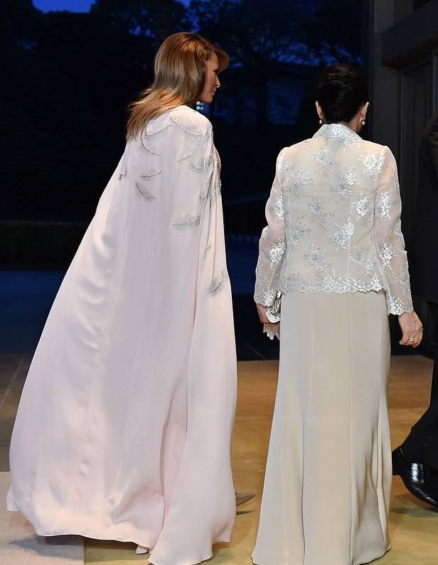 场合|梅拉尼娅舍得穿平底鞋啦！配明亮黄色涂鸦裙好俏皮，衣品让我服气