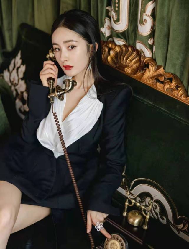 短裙|杨幂官宣单身后魅力无处安放!穿碎钻短裙闪耀全场,成红毯大赢家