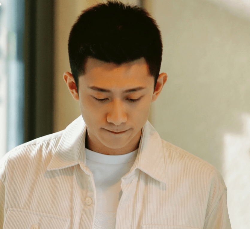 演技|关晓彤新剧海报出炉，我却被女配角颜值吸引，晓彤要有压力啦