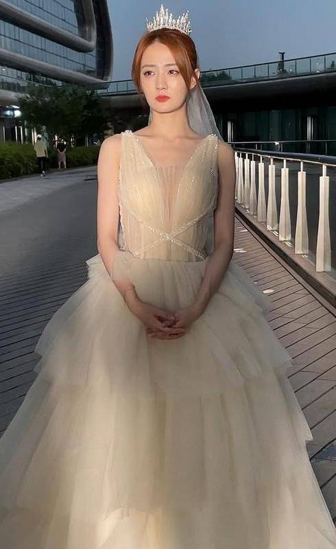 浅色|徐璐胆子真大,居然直接穿着深V婚纱出镜,看了真想把她娶回家