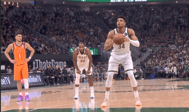 雄鹿|科比附體？布克連續(xù)12分撐起太陽(yáng)，雄鹿三人上雙，兩隊(duì)打平