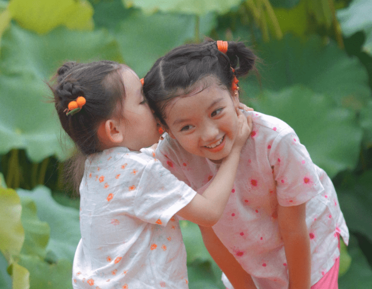 超越|8岁阿拉蕾晒姐妹写真，五官长开撞脸杨超越，妹妹颜值被热议