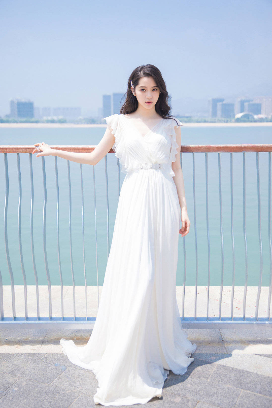 周震|欧阳娜娜又高调美一回,白色公主裙元气又甜美,网友:理想女友!