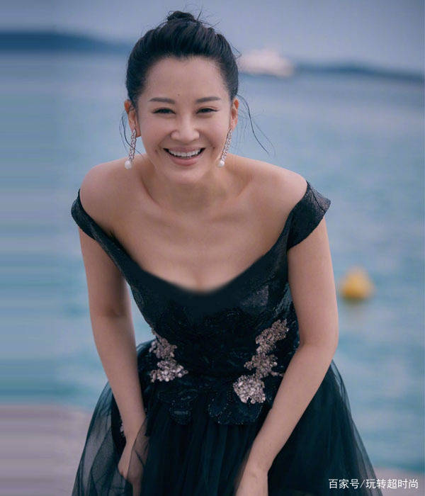 骨子里|许晴穿薄纱黑裙美得太高调,骨子里透出来的少女感,哪像50岁?