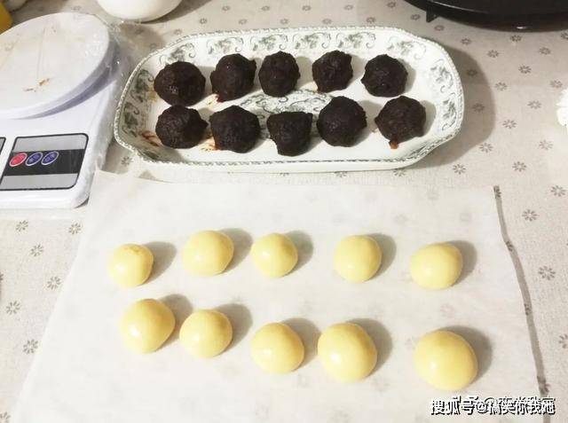 豆沙|做月饼不用烤箱，这个豆沙蛋黄馅月饼虽然外观不好，但口感真的好