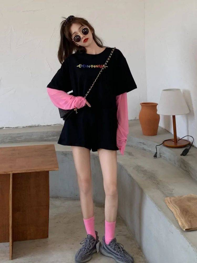 身材|街拍：有料的小姐姐，学会穿收腰衣服勾画身材曲线，遮肉又百搭！