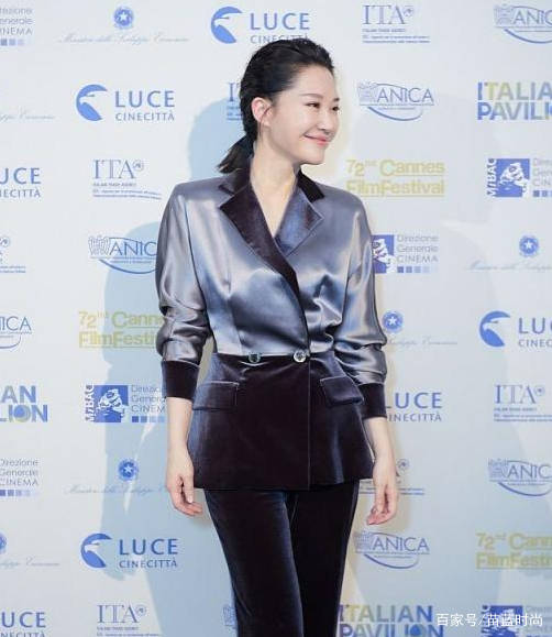 显得|许晴衣品太高调，一袭低胸纱裙+驴蹄鞋，轻松美成C位