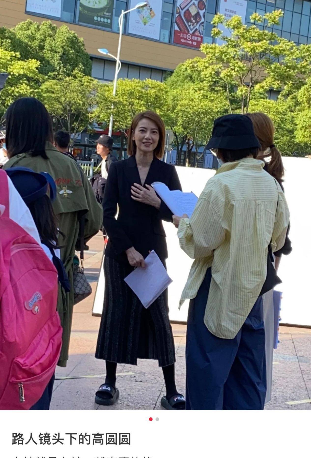 仙鹤|高圆圆街头拍戏太瘦了，穿西装瘦出柳叶腰，踩凉拖“仙鹤腿”抢镜