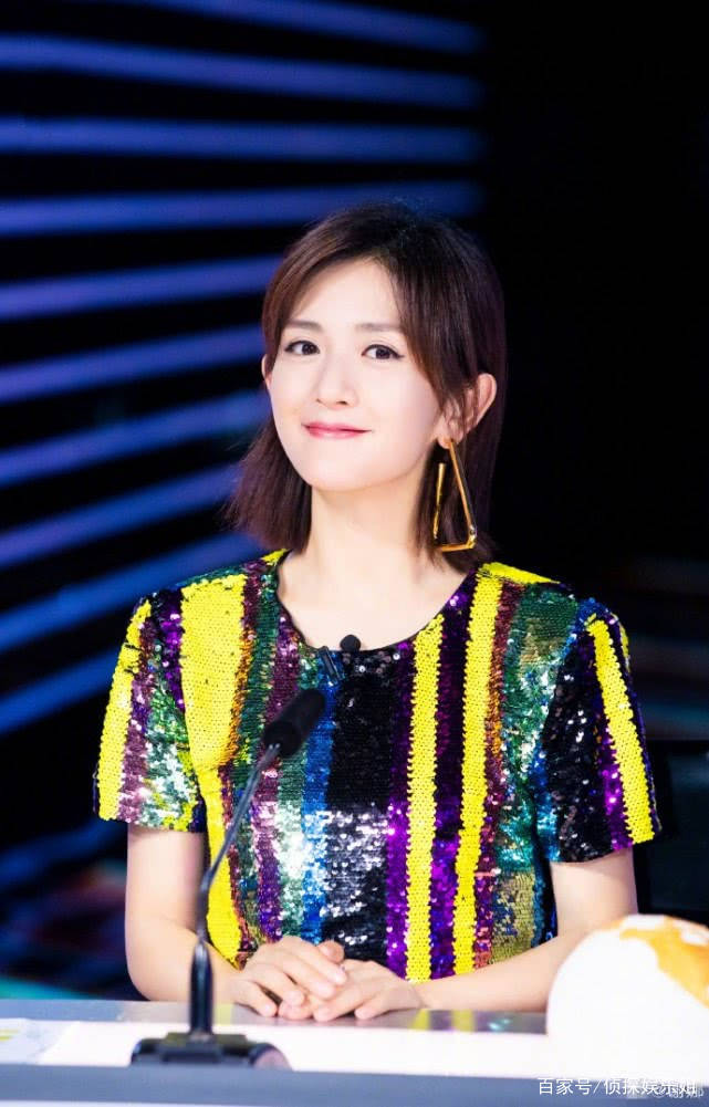 女神|谢娜穿七彩亮片裙优雅大方，衣品越来越好，夸张三角形耳饰抢镜