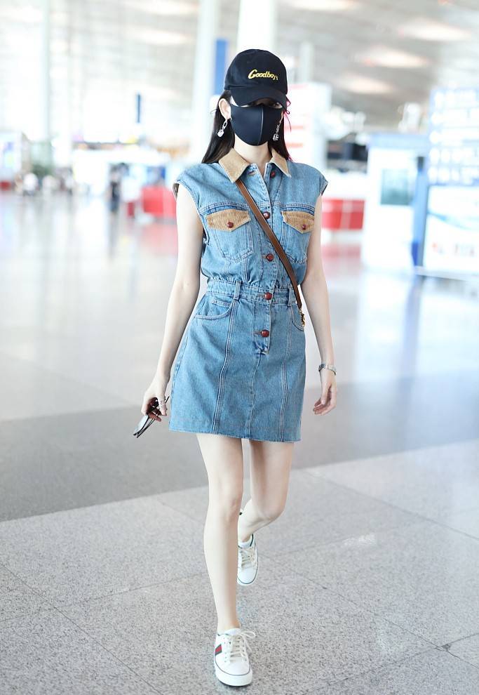 短裙|娜扎身材气质太优越,牛仔短裙穿出超模范,这腿围我酸了