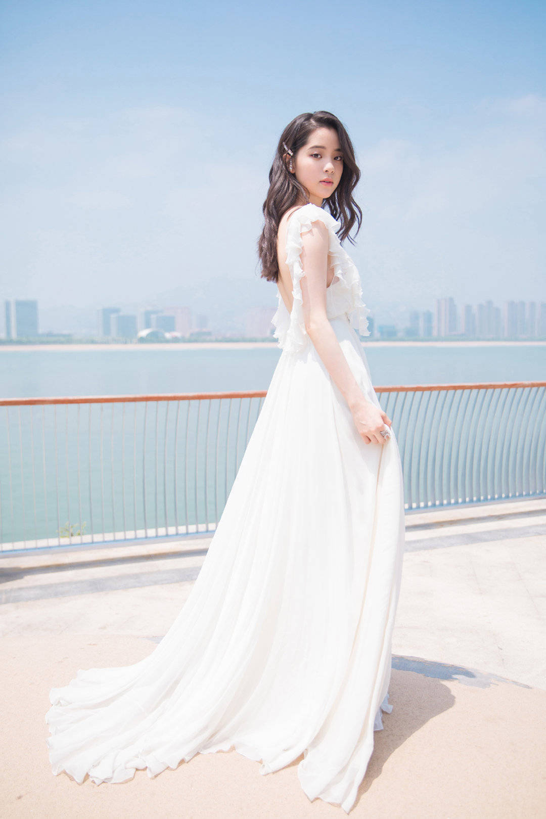 周震|欧阳娜娜又高调美一回,白色公主裙元气又甜美,网友:理想女友!