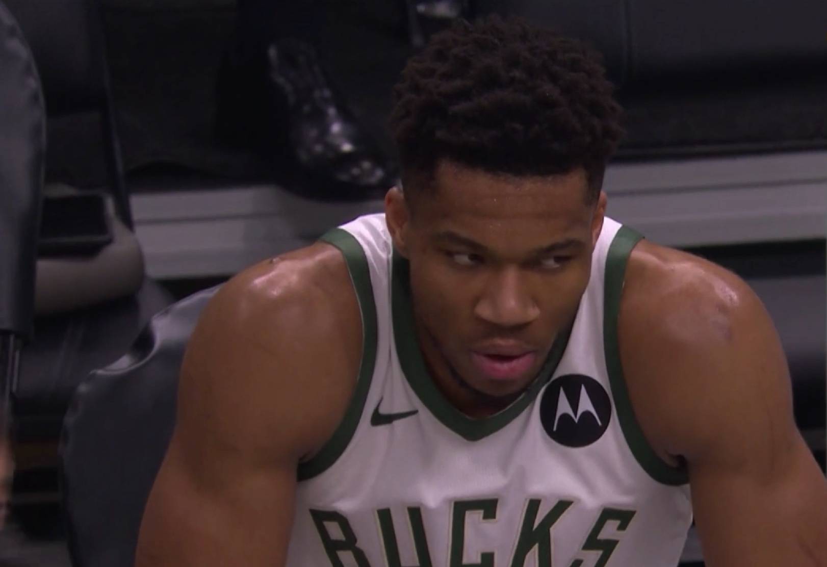 艾顿1v1单打字母哥,发现根本推不动,太阳球迷开始搞事情了_nba