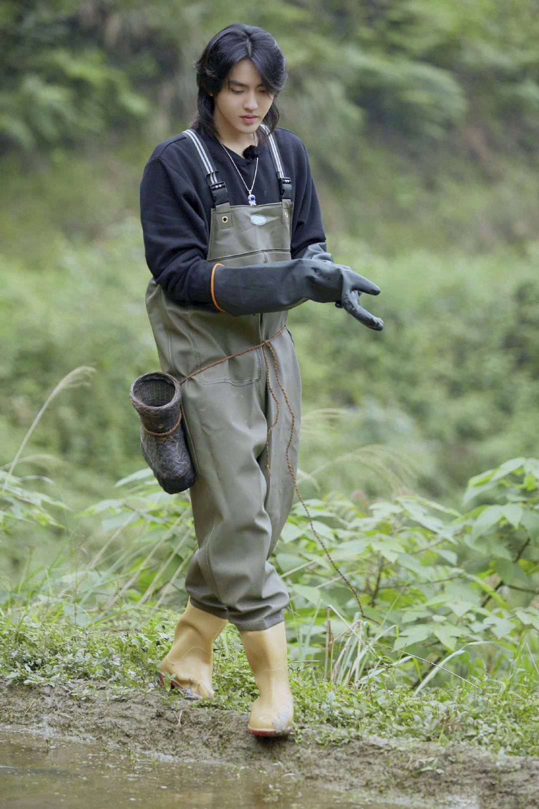 贼帅|吴亦凡又瘦回来了？在线拉面男友力爆棚，穿工人装都贼帅