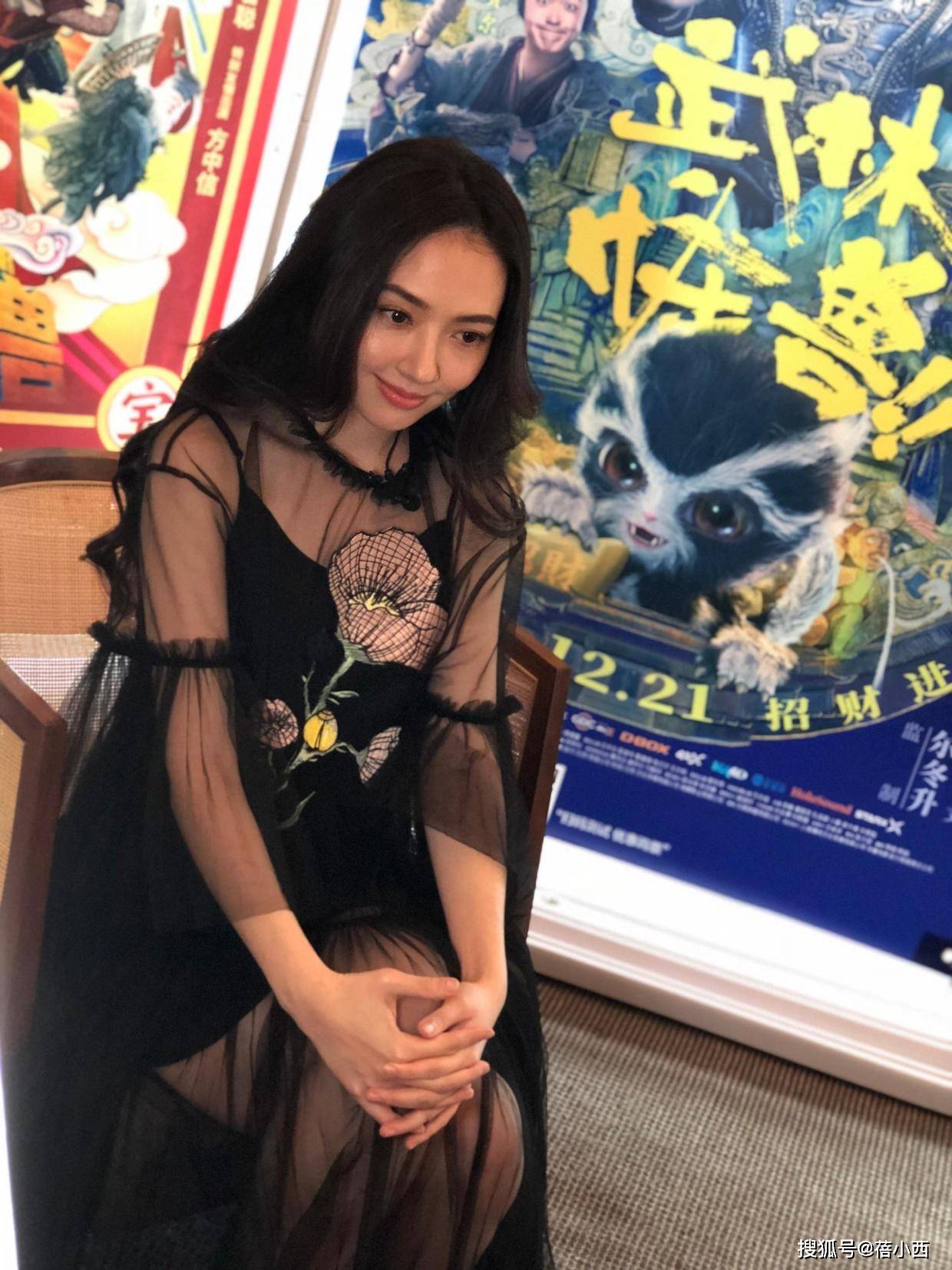 出圈|郭碧婷难怪能嫁入豪门，穿一字肩条纹裙凹造型，就轻松美出圈了