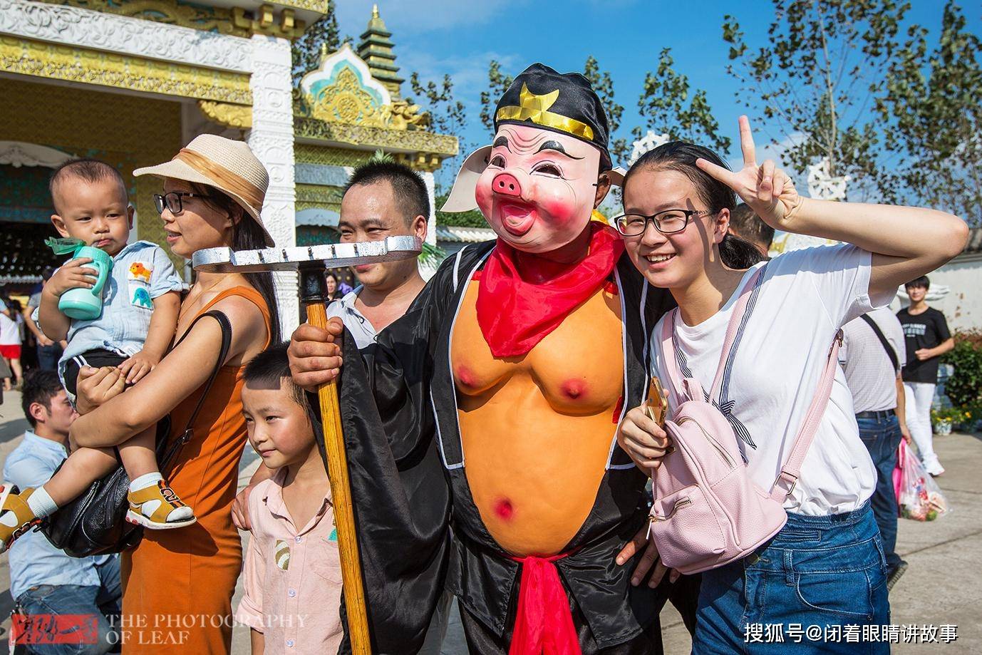 装扮如此简陋的孙悟空、猪八戒为何被人抢着合影, 难道是因为免费