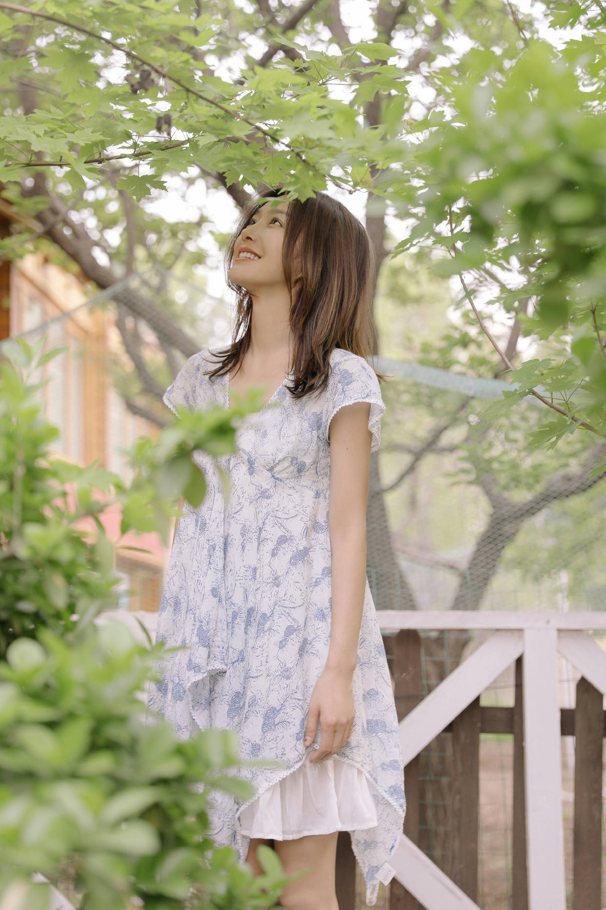 条纹|不愧是“白月光”，41岁秦岚少女碎花裙甜美俏皮，美回校园初恋