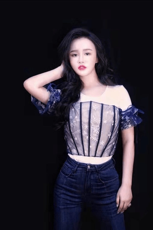 什么|拳王妻子现身,身穿吊带紧身裤,身材火辣引争议