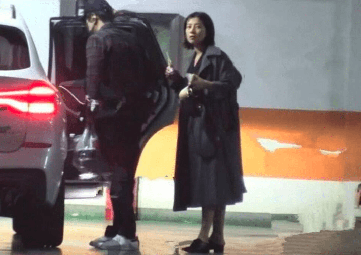 广告|有情况?高圆圆拍广告穿紧身连衣裙,手捧微凸小腹不断抚摸被指怀二胎