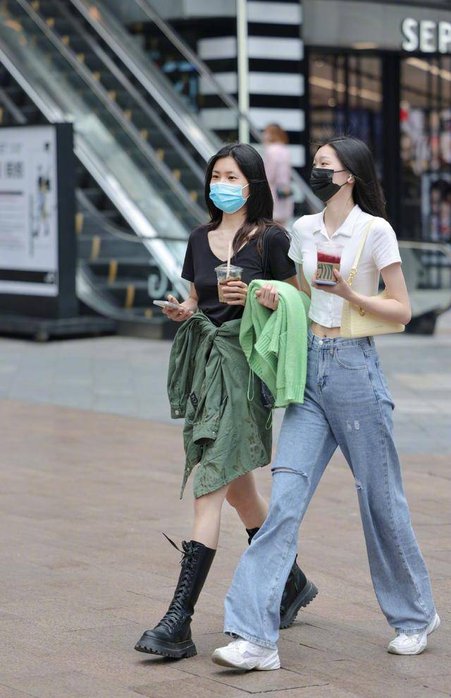 青春|受欢迎的蓝色牛仔裤，穿出青春的气质，夏天搭配很甜美