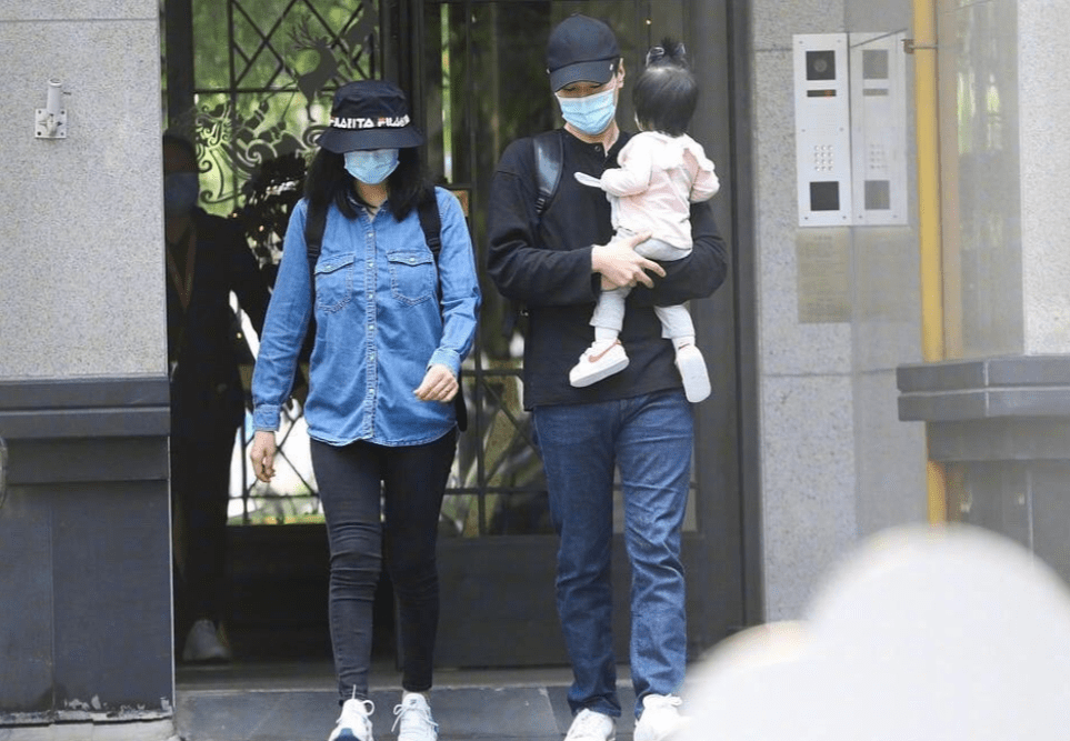 广告|有情况?高圆圆拍广告穿紧身连衣裙,手捧微凸小腹不断抚摸被指怀二胎