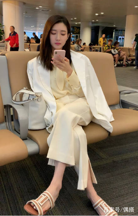 江疏影|江疏影终于摆脱少女风！鹅黄色衬衫搭配九分裤，气质女强人，美