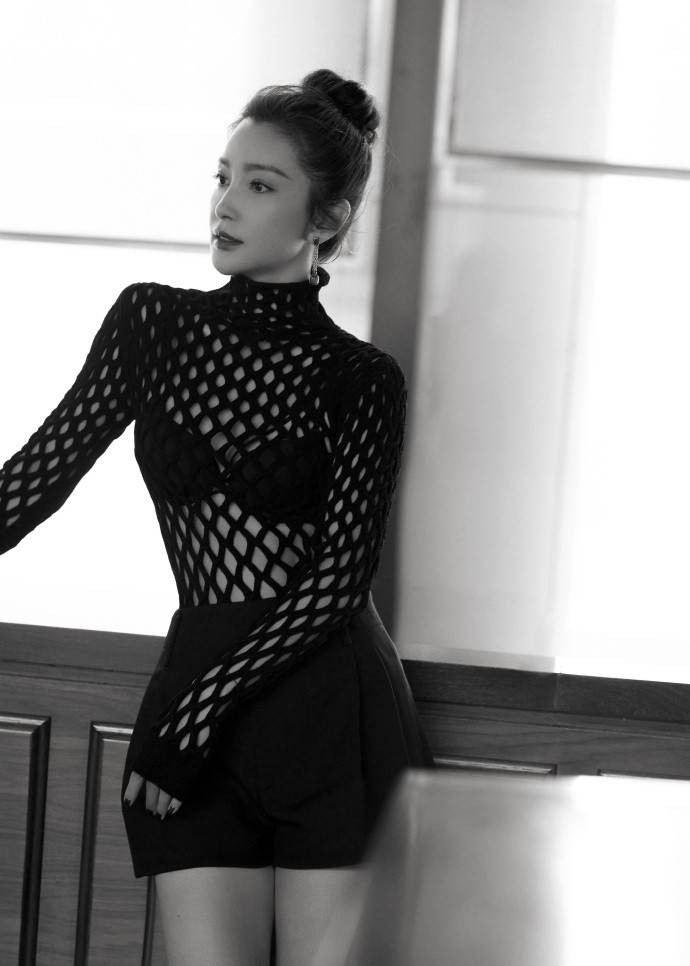 进行|李冰冰仅仅是扎了“丸子头”，少女感就爆棚了，穿一身黑也不沉闷