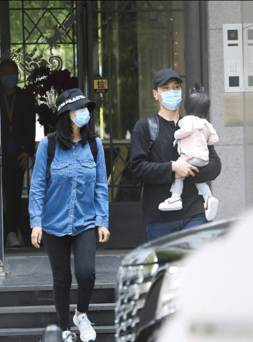 广告|有情况?高圆圆拍广告穿紧身连衣裙,手捧微凸小腹不断抚摸被指怀二胎