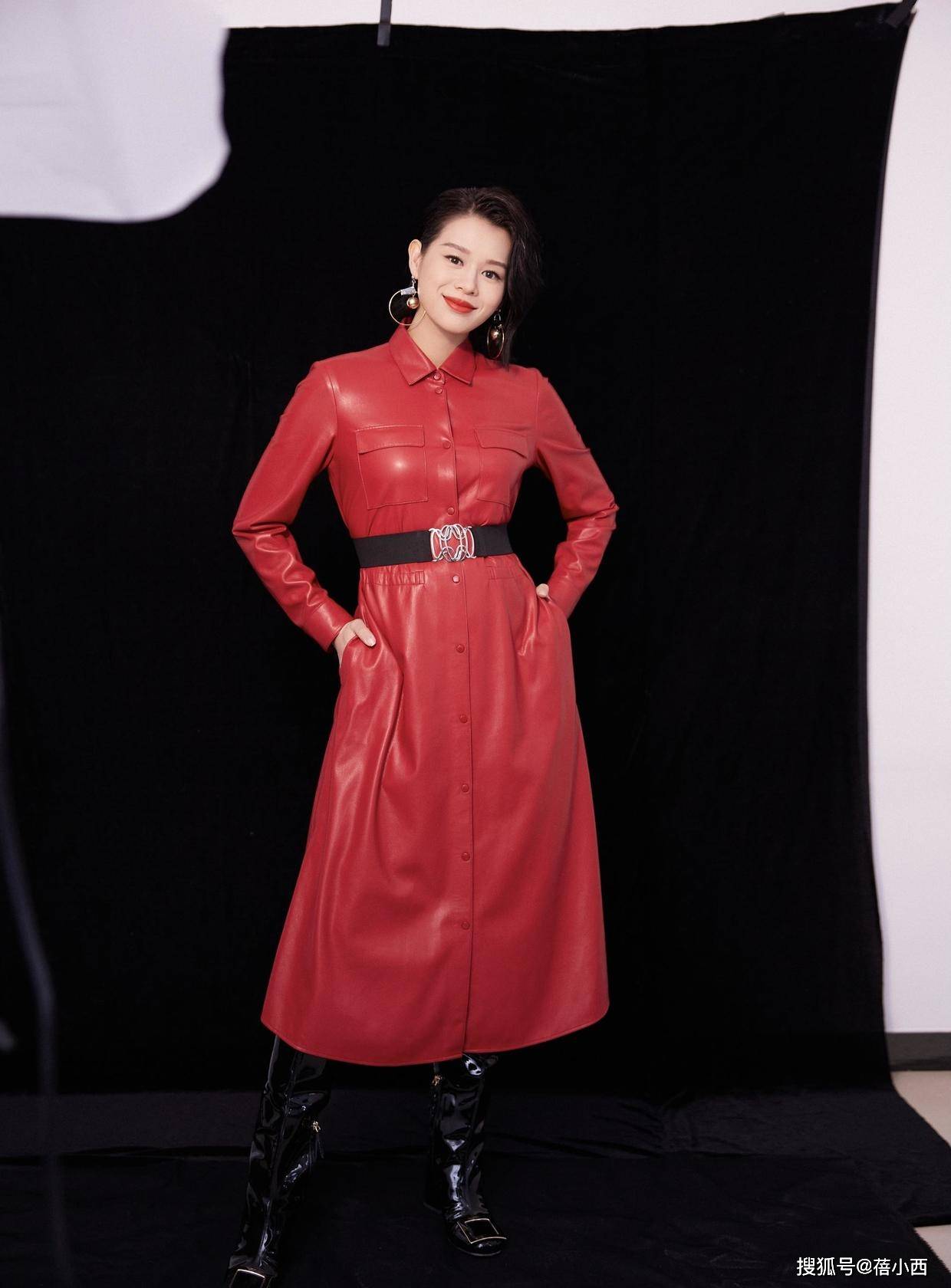 胡杏儿|胡杏儿也太敢穿了吧！生了3娃穿斜肩连衣裙，一边优雅一边性感