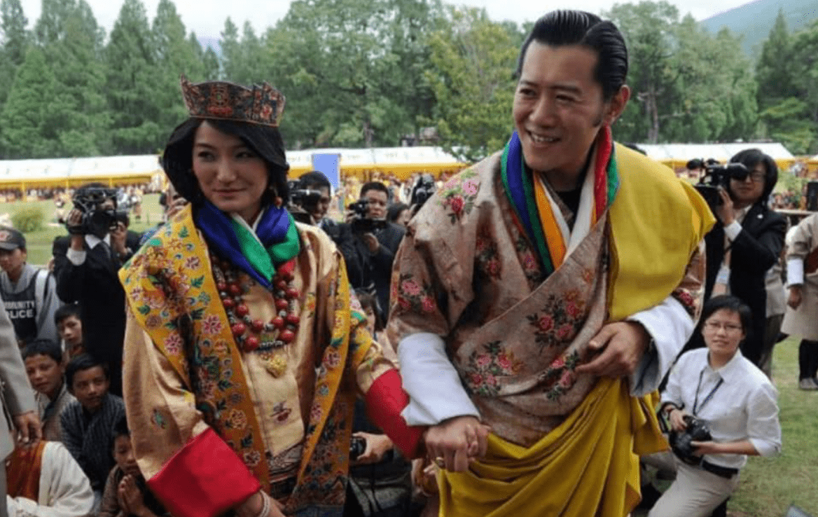 31岁不丹王后和国王冒大雨牵手真恩爱初恋女友发亲密照也没用